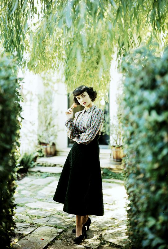 Vogue 1948, Elisabeth taylor in a garden